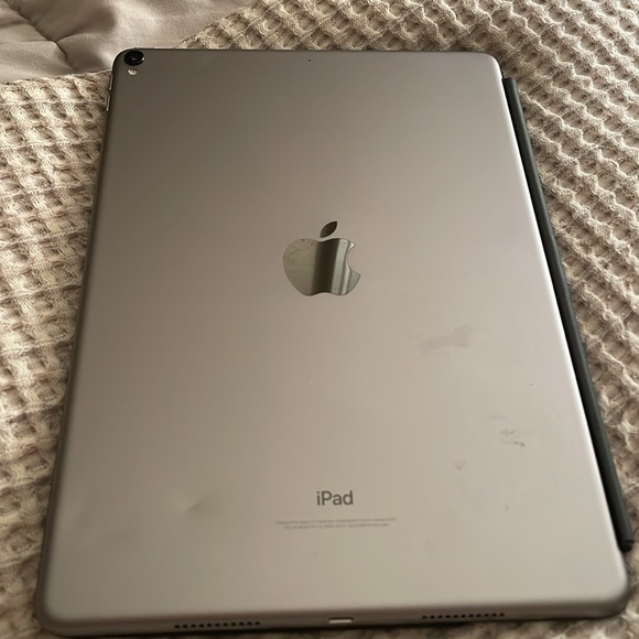 IPad - Picture 2 of 2